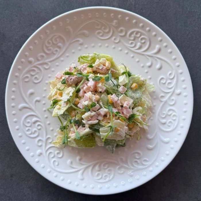 Салат из птицы с ветчиной и кукурузой